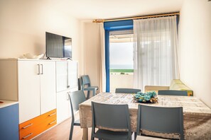 Apartment, 2 Bedrooms, Balcony, Ocean View | Dining room