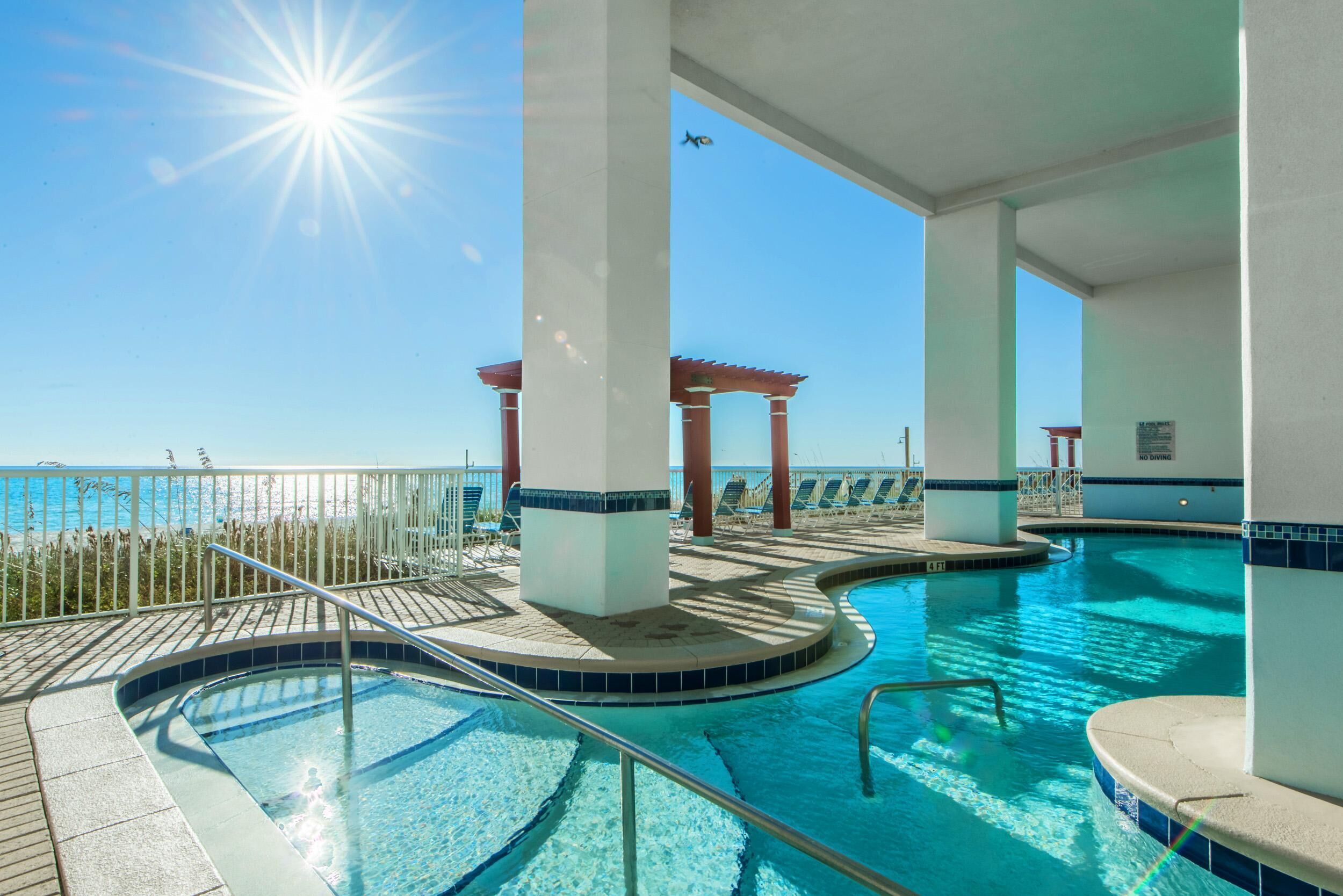 Appartement, 1 kingsize bed met slaapbank (Majestic Beach Towers 1-1005) | Zwembad | Een binnenzwembad en een buitenzwembad