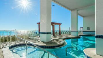Appartement, 1 kingsize bed met slaapbank (Majestic Beach Towers 1-1005) | Zwembad | Een binnenzwembad en een buitenzwembad