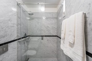 Shower, hair dryer, towels, soap - GuestReady - Downtown City Apartments - 2F (Porto)
