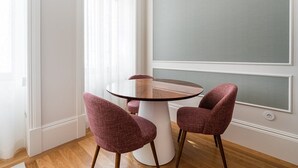 A dining area with a round table and four upholstered chairs. - GuestReady - Downtown City Apartments - 2F (Porto)