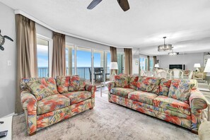 คอนโด, หลายเตียง (Long Beach Resort 2-1304) | บริเวณนั่งเล่น | ทีวี