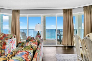 คอนโด, หลายเตียง (Long Beach Resort 2-1304) | บริเวณนั่งเล่น | ทีวี