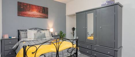 2 bedrooms, iron/ironing board, free WiFi, bed sheets