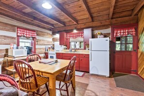 Cafetera y tetera, refrigerador, microondas y horno 