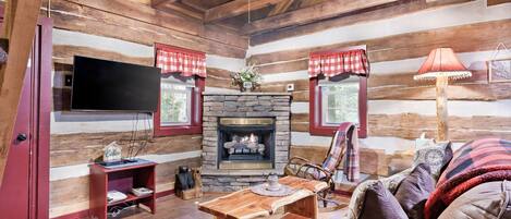 Eldstad, dvd-spelare, böcker och ett filmbibliotek