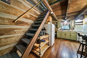 Fridge, microwave, oven, stovetop - Woodland view-Green Log Cabin (Laurelville)