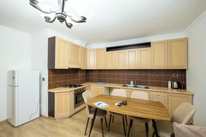 Apartment, 2 Bedrooms | Private kitchen | Oven, stovetop, electric kettle