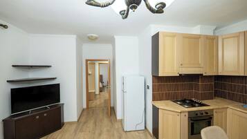 Apartment, 2 Bedrooms | Private kitchen | Oven, stovetop, electric kettle