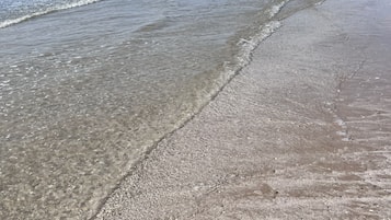 En la playa, camastros y toallas de playa