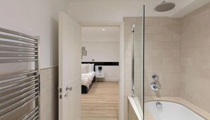Haartrockner, HandtĂŒcher, Toilettenpapier