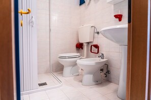 Apartment, 2 Schlafzimmer, Balkon | Badezimmer