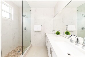 Een douche, een haardroger, handdoeken, zeep
