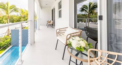 Charming 4-bedroom townhome with Pool, AC in amazing Grace Bay