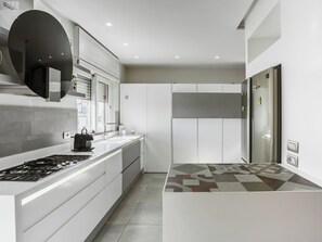 Kjøleskap på fellesområdet og mikrobølgeovn på fellesområdet