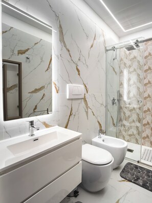 Habitación Deluxe doble, balcón | Ducha del cuarto de baño