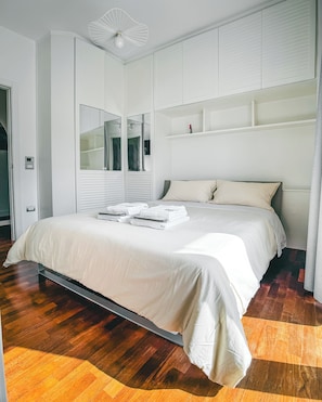 Quarto casal luxo, sacada | Cortinas blackout, quartos à prova de som, Wi-Fi de cortesia