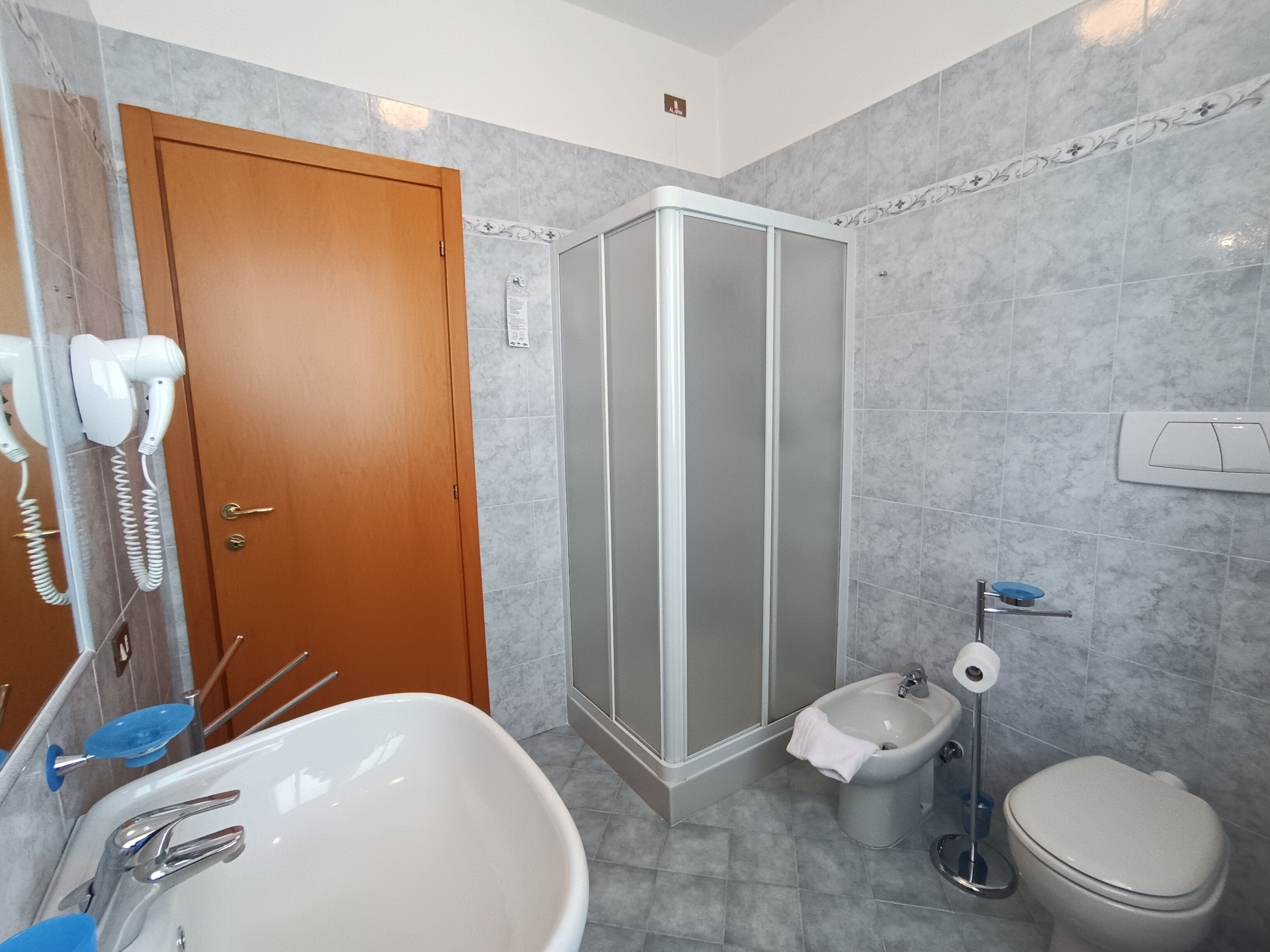 Doccia, asciugacapelli, asciugamani, sapone