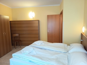 Quarto quádruplo básico | Roupas de cama premium, edredons de pluma, camas com colchões pillow-top