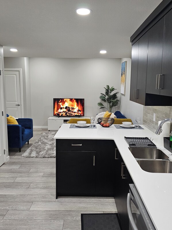 Réfrigérateur, micro-ondes, four, plaque de cuisson