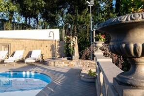 Una piscina al aire libre, una piscina climatizada