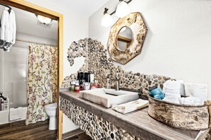 Serviettes fournies, savon, papier toilette