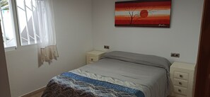2 sovrum, strykjärn/strykbräda och sängkläder