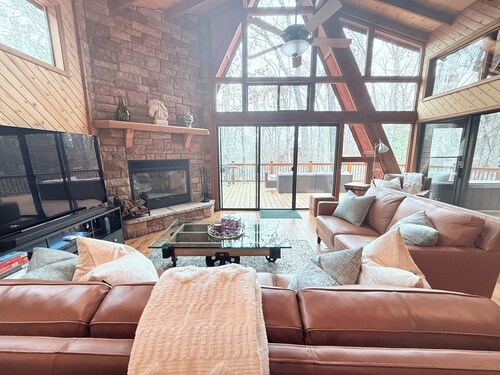 Serenity Now – Pristine Lake Chalet with Hot Tub, Kayaks & Peaceful Nature Views