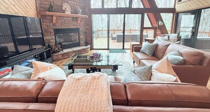 Serenity Now – Pristine Lake Chalet with Hot Tub, Kayaks & Peaceful Nature Views