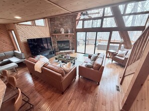 スマートテレビ、暖炉、ステレオ