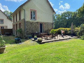 Outdoor dining - Between Rennes and St Malo; Gamekeeper's house with superb view of the pond (Guipel)