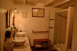 Ducha y secador de pelo