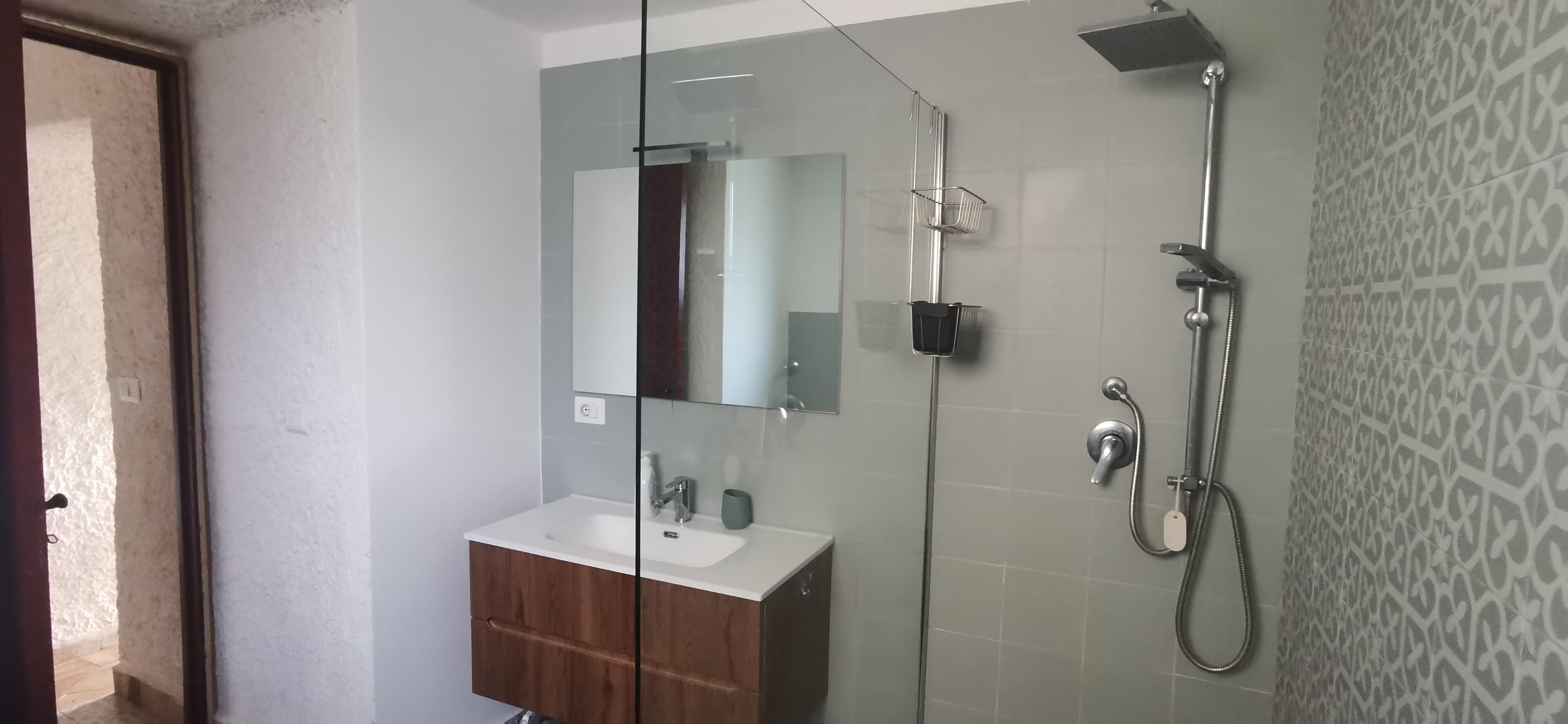 Douche, sèche-cheveux, bidet, serviettes fournies