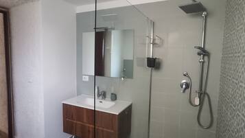Douche, sèche-cheveux, bidet, serviettes fournies