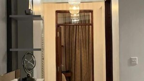 Un intérieur moderne au design minimaliste, caractérisé par une palette de couleurs neutres et une combinaison d’éléments en bois et en métal.