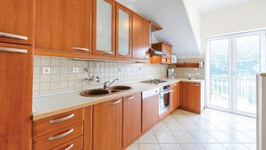 อพาร์ทเมนท์ (Three Bedroom Apartment with Pool) | ครัวส่วนตัว | ตู้เย็น
