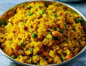 Un bol de riz jaune accompagné de petits pois et de pois chiches.