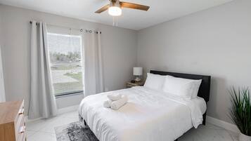 2 habitaciones, tabla de planchar con plancha y cuna de viaje