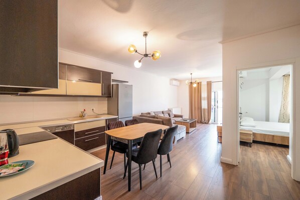 Appartement, 1 slaapkamer | Woonkamer | Een 42-inch flatscreentelevisie met satellietzenders