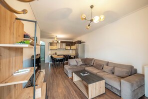 Een 42-inch flatscreentelevisie met satellietzenders