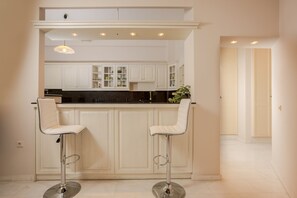 Apartment | 2 bedrooms, desk, soundproofing - The White Marble Luxury City Apt (Chania)