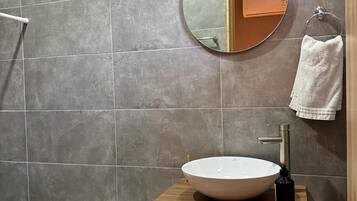 Comfort Double Room | Bathroom | Shower, free toiletries, hair dryer, towels