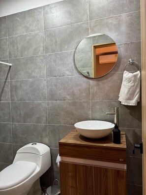 Chambre Double Confort | Salle de bain | Douche, articles de toilette gratuits, sèche-cheveux