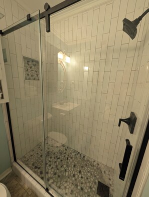 Haartrockner, Handtücher, Toilettenpapier