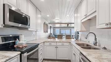 Townhome, Multiple Beds (Ocean Bliss) | Private kitchen