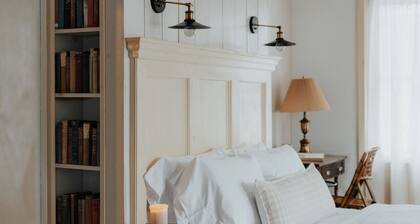 Book Village Inn -Dickinson Room