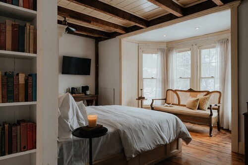 Book Village Inn -Dickinson Room