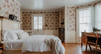 Book Village Inn - Twain Room