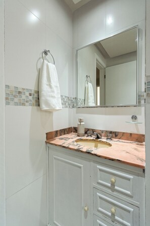 淋浴设施、吹风机、毛巾、卫生纸