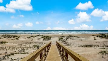 Chaises longues, serviettes de plage